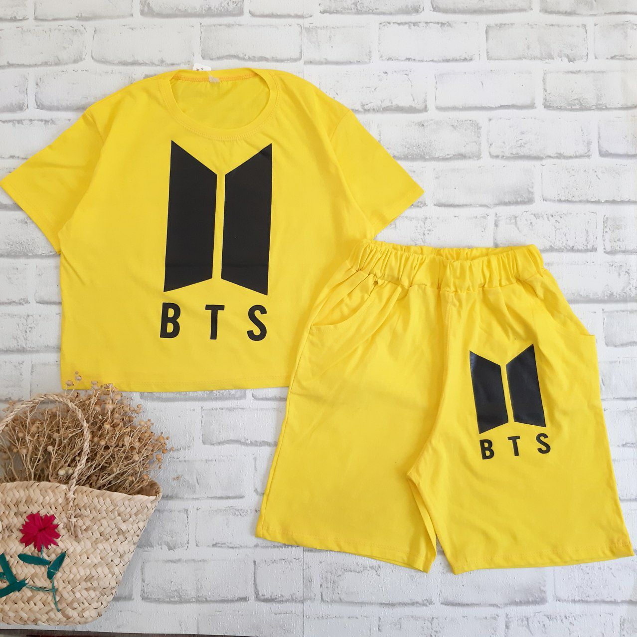 عکس کراپ با شلوارک BTS - شماره 4