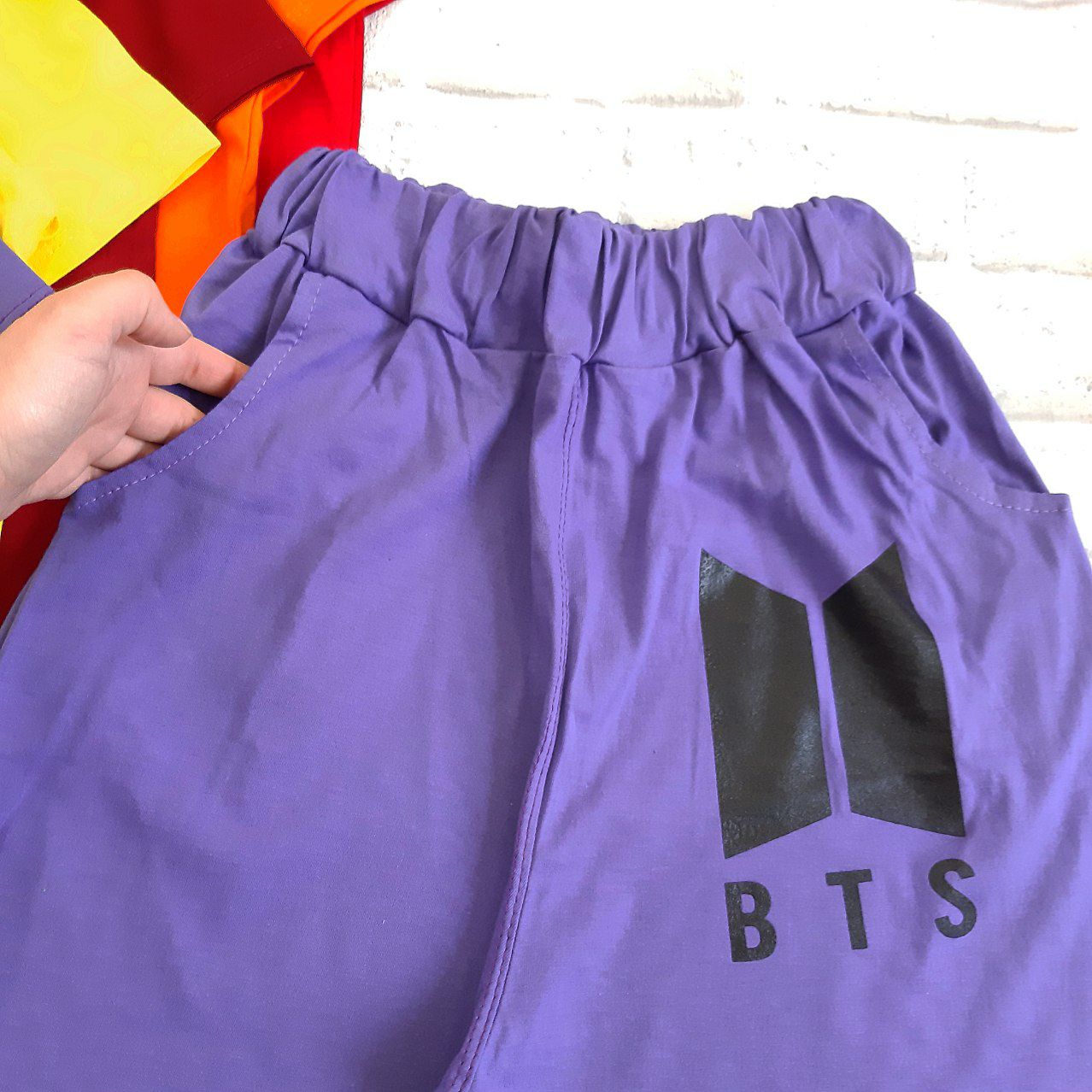 عکس کراپ با شلوارک BTS - شماره 6