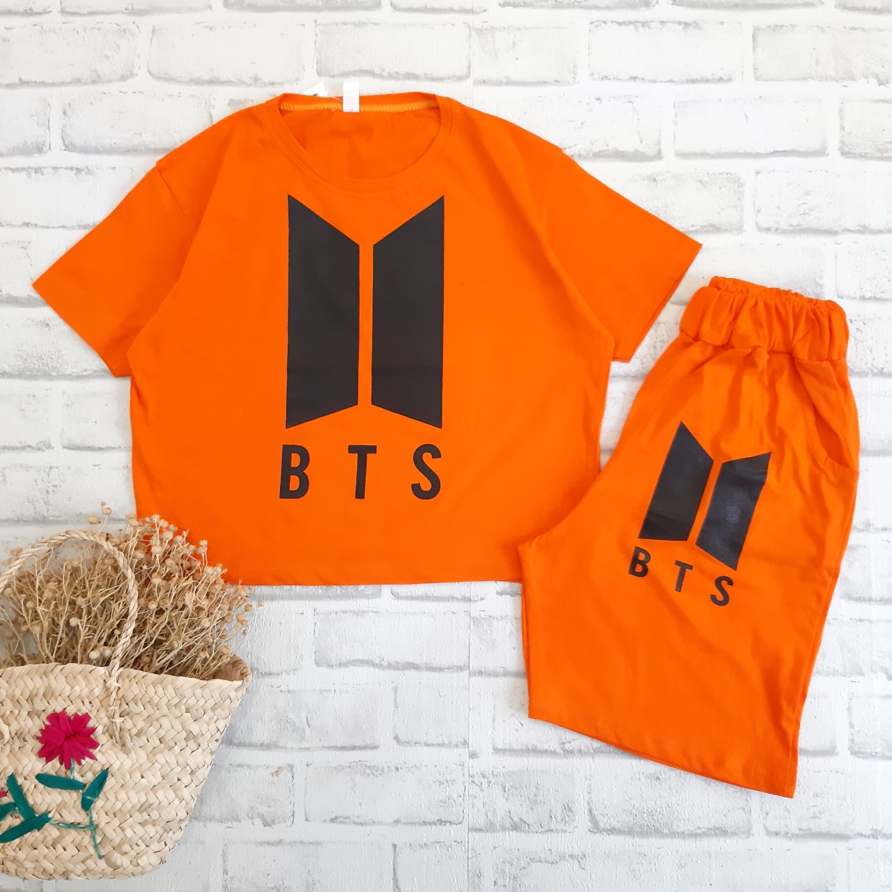 عکس کراپ با شلوارک BTS - شماره 2